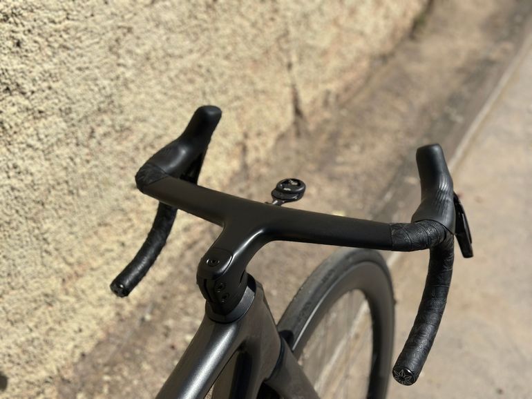 Specialized Tarmac Shimano 105 Di2 2025 Road & Gravel de segunda mano, Gris claro — imagen 4 de 12