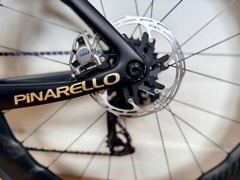 Tweedehands Pinarello DOGMA F SRAM RED ETAP AXS 2026 2026 Road & Gravel — afbeelding 8 van 25