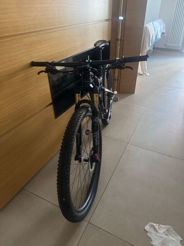 Orbea OIZ M10 TR 2022 2022 Mountainbike usato, Grigio chiaro — immagine 2 di 3