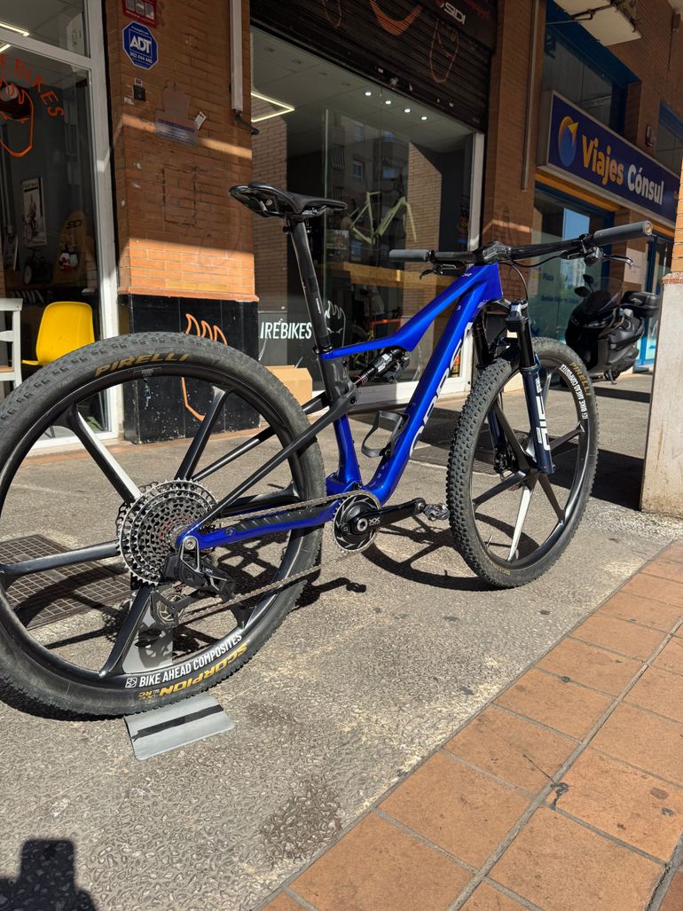 ORBEA OIZ M LTD FLIGHT ATTENDANT 2026 2026 Mountainbike de segunda mano, Azul — imagen 2 de 23