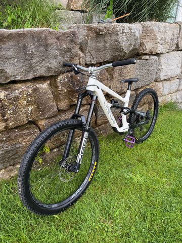 Used Canyon Torque Shimano Deore XT 2022 Mountainbike, White — image 1 of 13