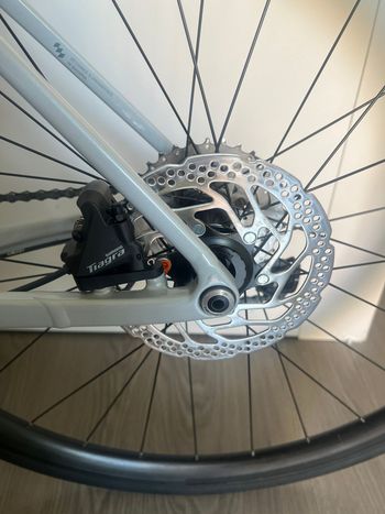 CUBE ATTAIN, RACE 2026 2026 Road & Gravel de segunda mano, Gris claro — imagen 2 de 6