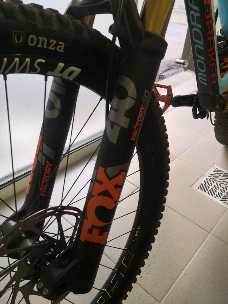 Used Mondraker Summum Carbon Pro Team 2019 2019 Mountainbike, Red, 27.5 — image 3 of 4