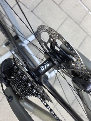 Used BMC Roadmachine 01 THREE 2023 2023 Road & Gravel, Light Gray — image 8 of 17