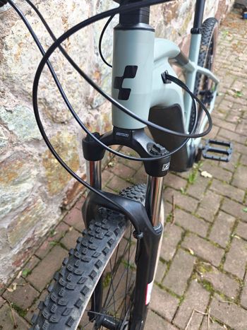 Käytetty CUBE REACTION HYBRID PERFORMANCE, 500 2023 2023 Mountainbike — kuva 2 / 8