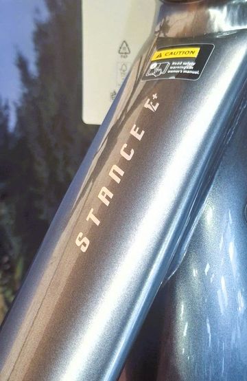 Giant Stance E+ 1 2027 2027 Mountainbike usato, Grigio chiaro — immagine 8 di 12
