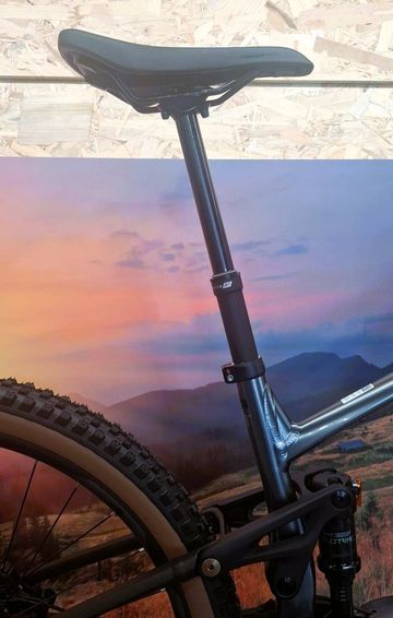 Giant Stance E+ 1 2027 2027 Mountainbike usato, Grigio chiaro — immagine 11 di 12