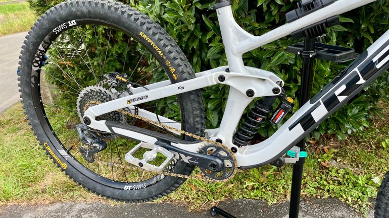 Used Trek Slash 8 Gen 5 Custom 2021 Mountainbike, White — image 5 of 7