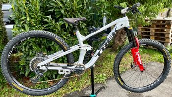 Used Trek Slash 8 Gen 5 Custom 2021 Mountainbike, White — image 6 of 7