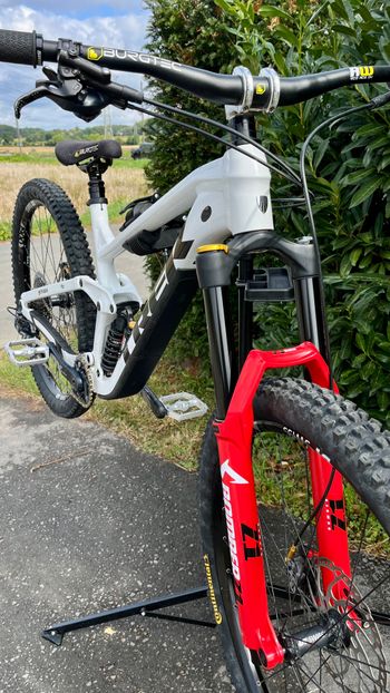 Used Trek Slash 8 Gen 5 Custom 2021 Mountainbike, White — image 3 of 7