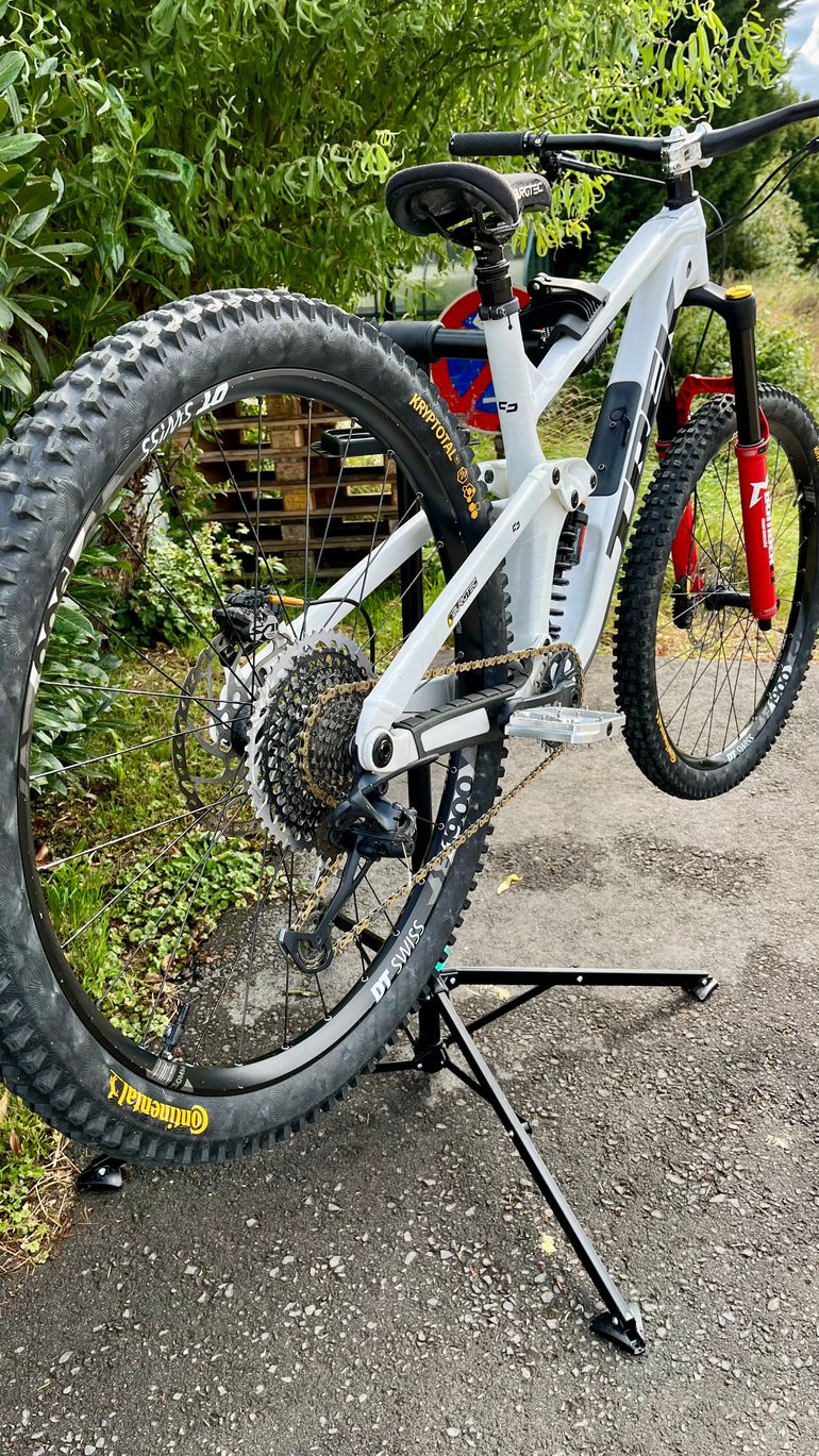 Used Trek Slash 8 Gen 5 Custom 2021 Mountainbike, White — image 4 of 7