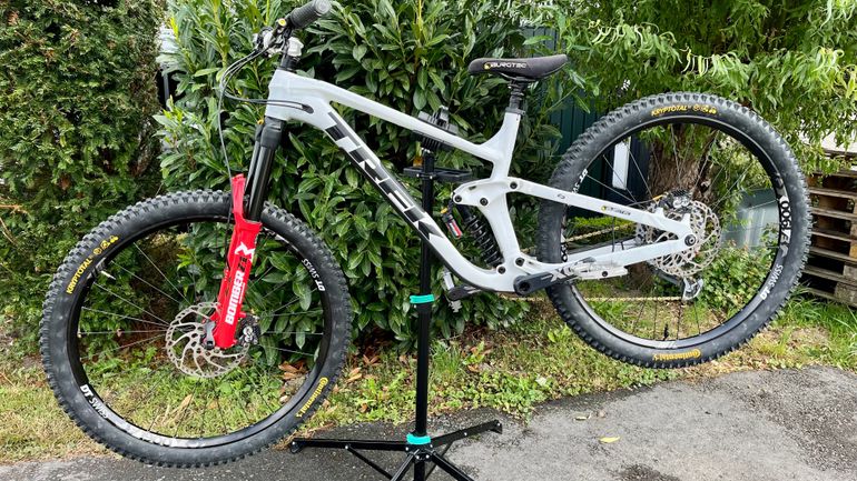 Used Trek Slash 8 Gen 5 Custom 2021 Mountainbike, White — image 1 of 7