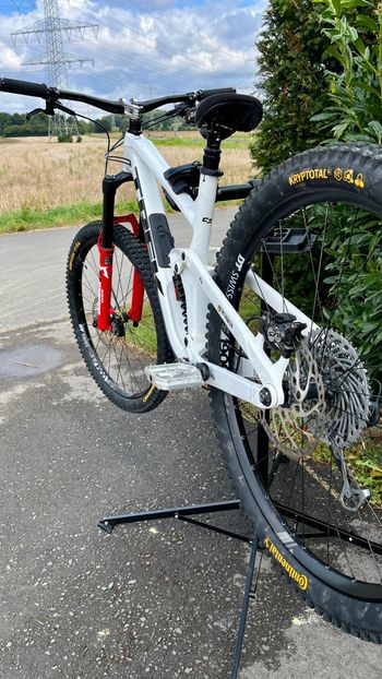 Used Trek Slash 8 Gen 5 Custom 2021 Mountainbike, White — image 7 of 7