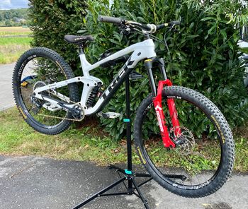 Used Trek Slash 8 Gen 5 Custom 2021 Mountainbike, White — image 2 of 7