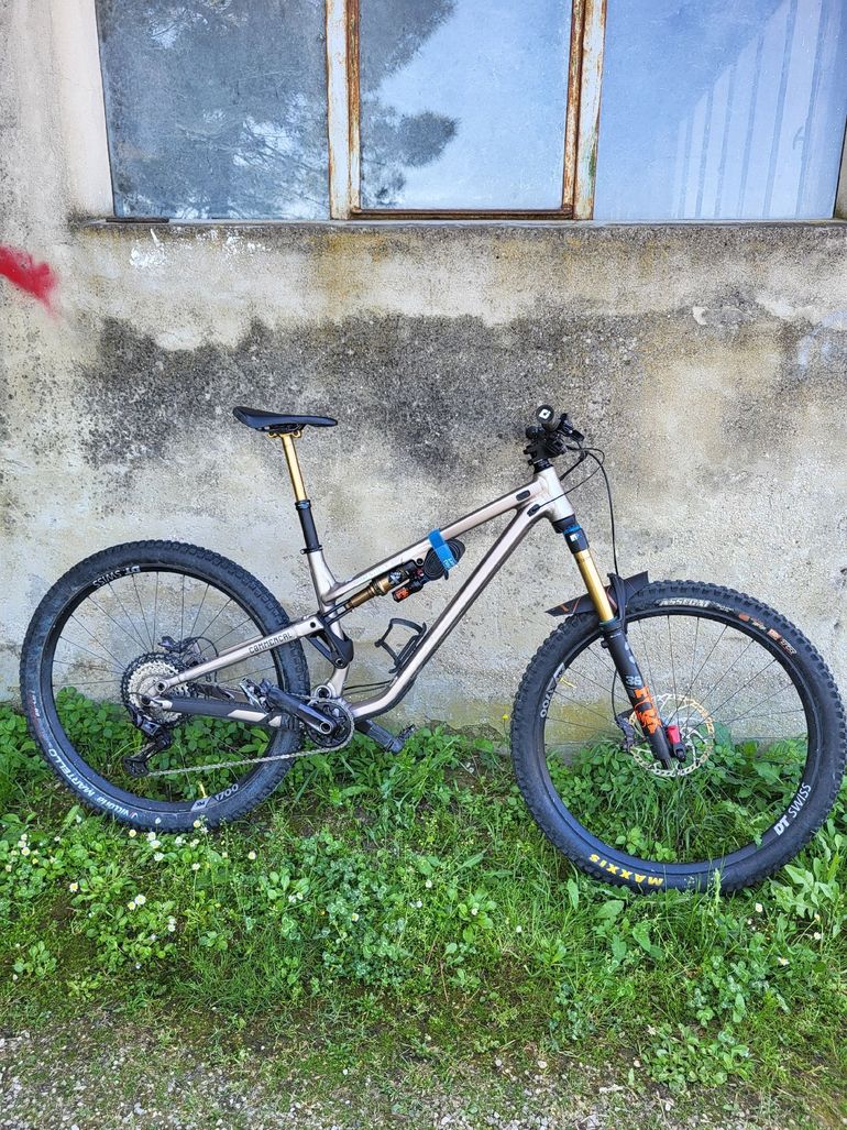 Used Commencal META TR SIGNATURE 2022 2022 Mountainbike, Light Gray, 29 — image 1 of 6