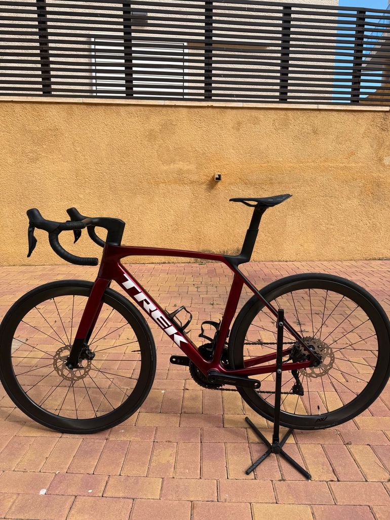 Gebrauchtes Trek Madone SL 6 Gen 8 2025 2025 Road & Gravel, Rot — Bild 1 von 11