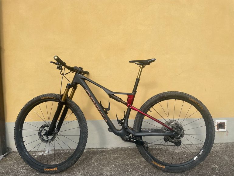 Used Orbea OIZ M-TEAM FACTORY 2025 2025 Mountainbike, Red, 29 — image 2 of 12