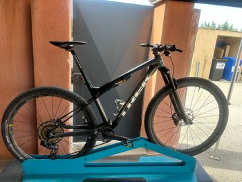 Gebrauchtes Trek Supercaliber SL 9.6 Gen 2 2025 2025 Mountainbike, Schwarz — Bild 2 von 6