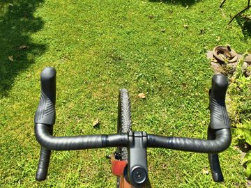 Used Giant Revolt Advanced 2 2025 2025 Road & Gravel, Red — image 10 of 10