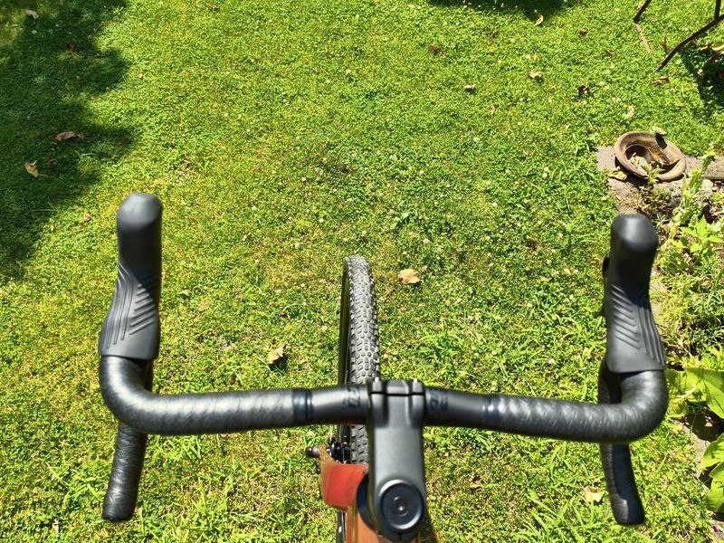 Used Giant Revolt Advanced 2 2025 2025 Road & Gravel, Red — image 10 of 10