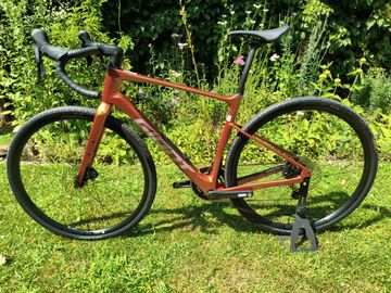 Used Giant Revolt Advanced 2 2025 2025 Road & Gravel, Red — image 4 of 10
