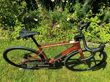 Used Giant Revolt Advanced 2 2025 2025 Road & Gravel, Red — image 9 of 10