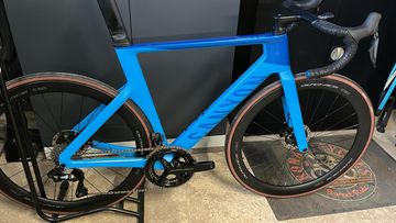 Canyon Aeroad CFR Disc MvdP 2023 2023 Road & Gravel usato, Blu — immagine 1 di 3