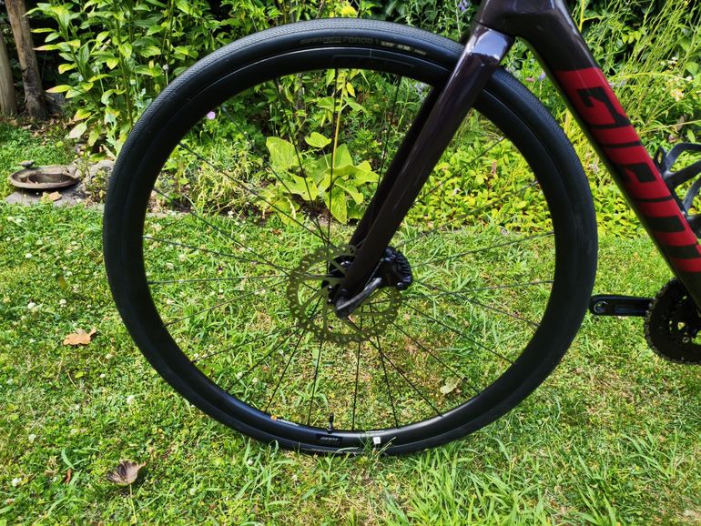 Used Giant Defy Advanced 2 2024 2024 Road & Gravel, Light Gray — image 9 of 11