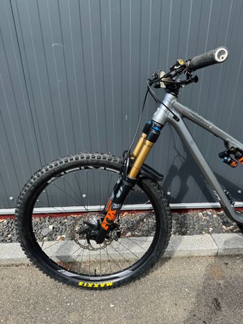 Commencal META TR V4 SIGNATURE 2023 2023 Mountainbike d'occasion — image 2 sur 8