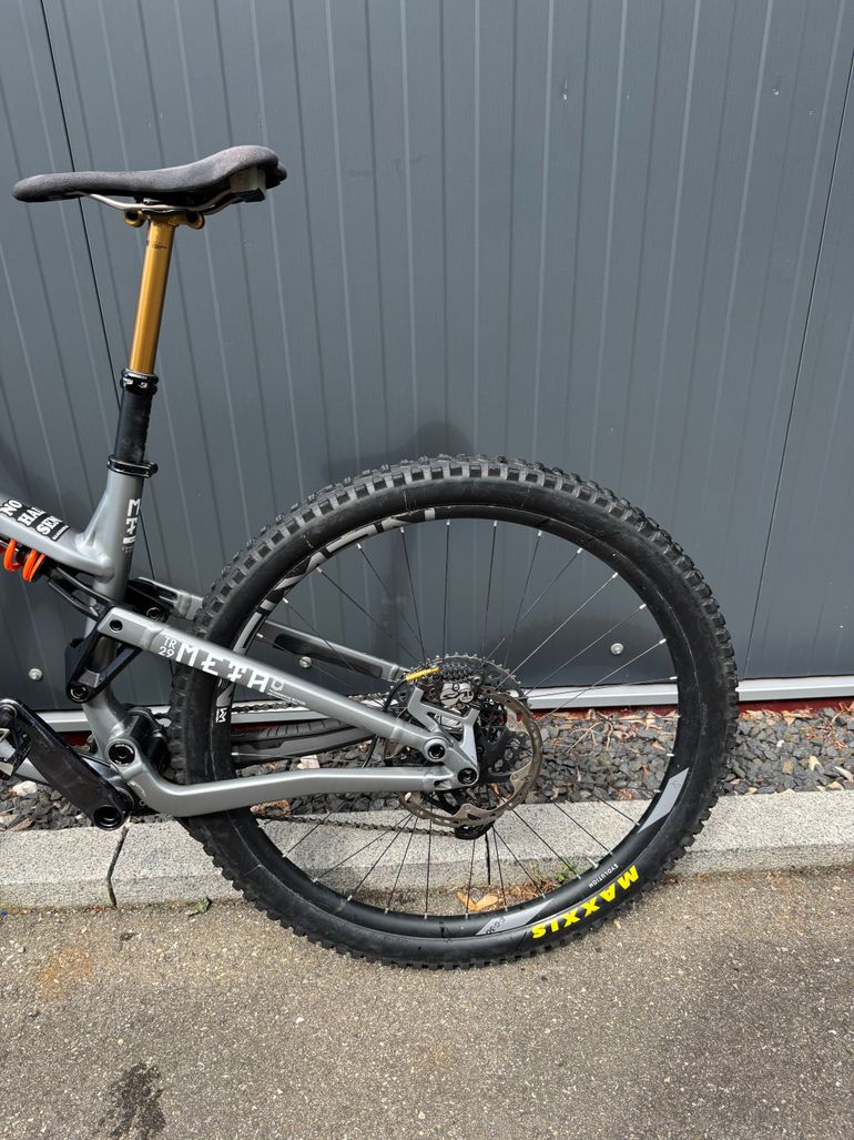Commencal META TR V4 SIGNATURE 2023 2023 Mountainbike d'occasion — image 3 sur 8