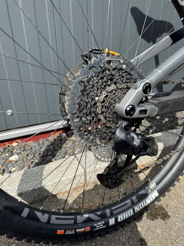 Commencal META TR V4 SIGNATURE 2023 2023 Mountainbike d'occasion — image 8 sur 8