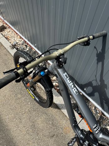 Commencal META TR V4 SIGNATURE 2023 2023 Mountainbike d'occasion — image 5 sur 8