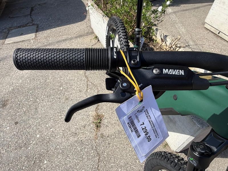 Używany Lapierre Overvolt AM CF 6.8 2027 2027 Mountainbike — zdjęcie 2 z 12