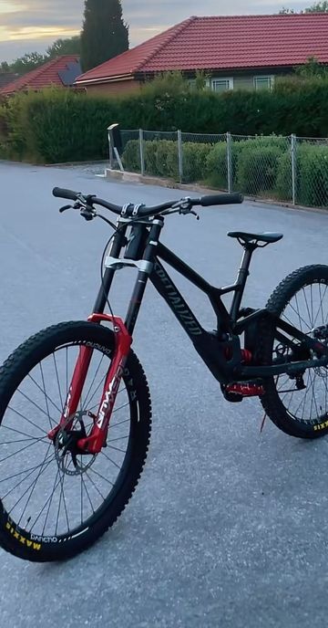 Tweedehands Specialized Demo Race 2022 2022 Mountainbike — afbeelding 2 van 7