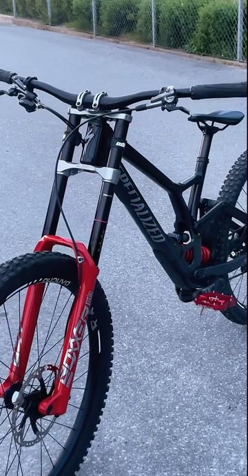 Tweedehands Specialized Demo Race 2022 2022 Mountainbike — afbeelding 3 van 7