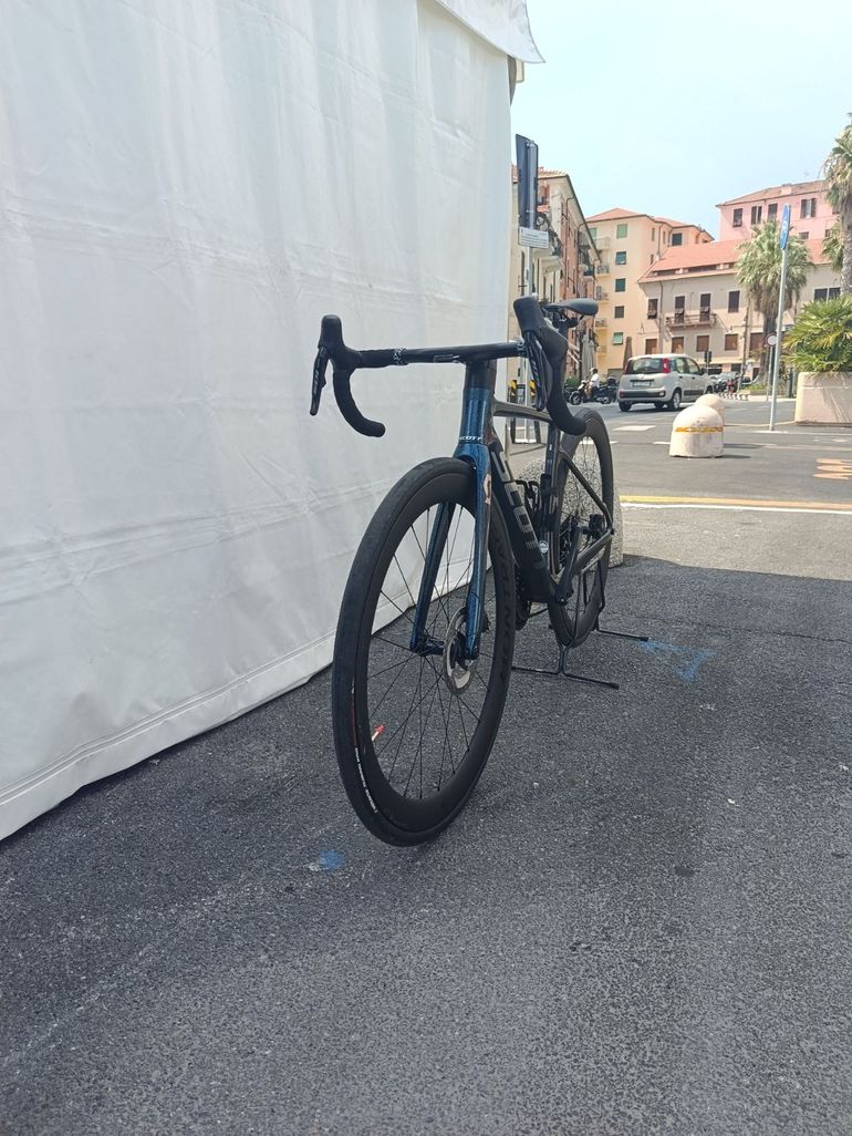 Scott Addict RC Pro 2024 Road & Gravel d'occasion — image 2 sur 8
