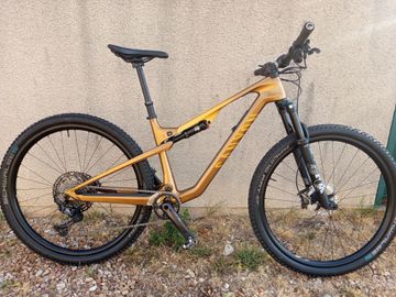 Canyon Lux Trail CF 8 2024 2024 Mountainbike usato, Arancione — immagine 1 di 13