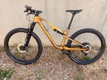 Canyon Lux Trail CF 8 2024 2024 Mountainbike usato, Arancione — immagine 2 di 13