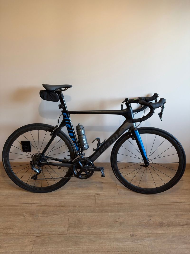Used Giant Propel Advanced 1 2017 2017 Road & Gravel, Black — image 1 of 11
