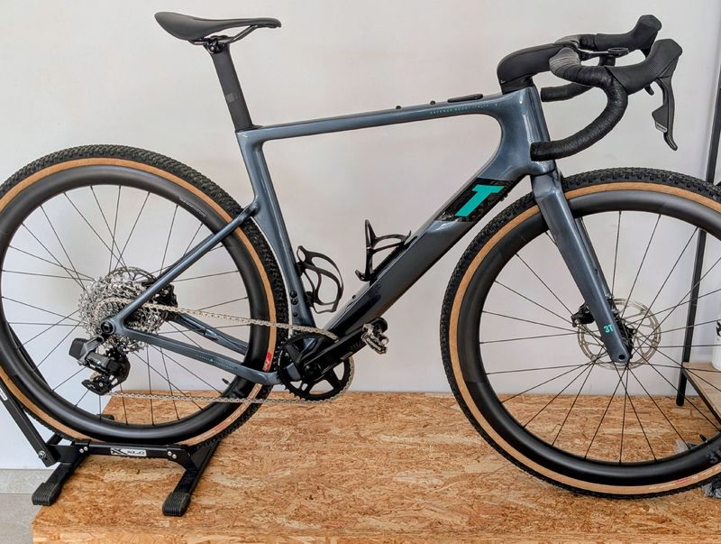 Käytetty 3T RACEMAX BOOST ITALIA RIVAL XPLR AXS 1X12 DISCUS 45/40 2025 2025 Road & Gravel