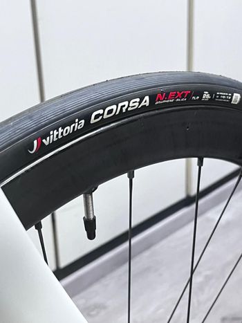 Used Pinarello DOGMA F12 RED ETAP AXS Disc 2022 2022 Road & Gravel, Light Gray — image 12 of 15