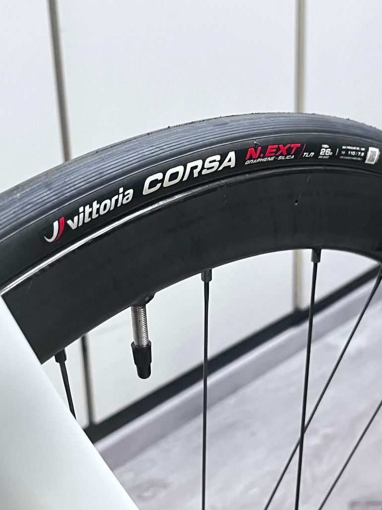 Used Pinarello DOGMA F12 RED ETAP AXS Disc 2022 2022 Road & Gravel, Light Gray — image 12 of 15