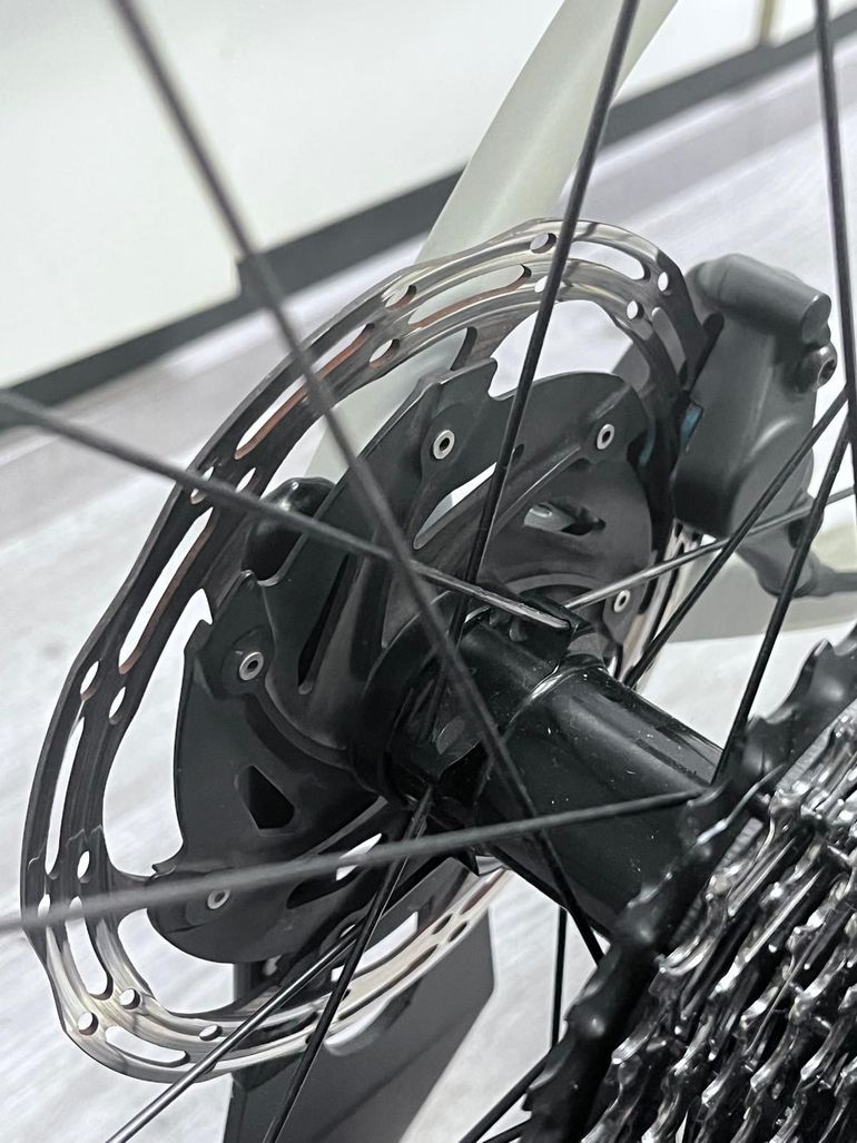 Used Pinarello DOGMA F12 RED ETAP AXS Disc 2022 2022 Road & Gravel, Light Gray — image 13 of 15