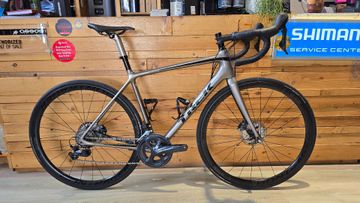 Trek Émonda SL 6 Pro 2018 2018 Road & Gravel usato, Grigio chiaro — immagine 1 di 13