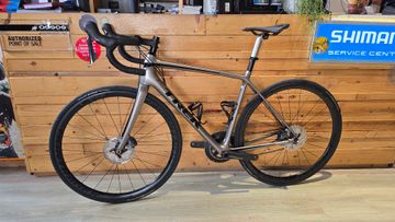 Trek Émonda SL 6 Pro 2018 2018 Road & Gravel usato, Grigio chiaro — immagine 2 di 13