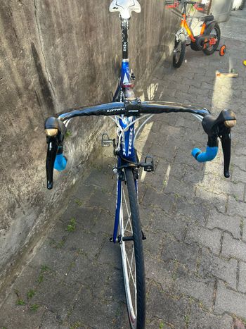 Used Trek Madone Shimano 105 2018 Road & Gravel, Blue — image 5 of 10