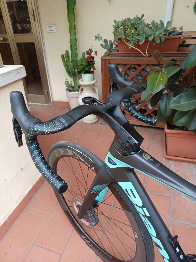 Used Bianchi Oltre PRO Ultegra Di2 2023 2023 Road & Gravel, Black — image 7 of 9