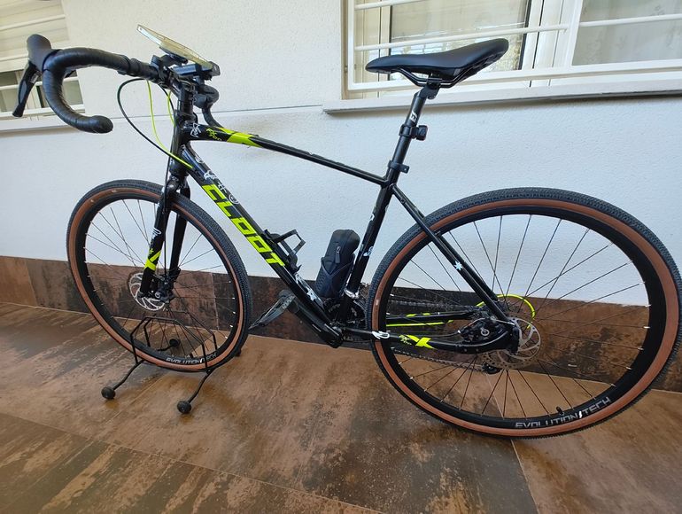 Tweedehands Cloot 700 x Custom Shimano Claris 2023 Road & Gravel — afbeelding 1 van 14