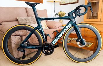 Brugt BIANCHI OLTRE RC REPARTO CORSE EDICIÓN LIMITADA 140 TH ANIVERSARIO CUADRO 001 EXCLUSIVO TOPE GAMA ❗ Custom Shimano Ultegra Di2 2026 Road & Gravel