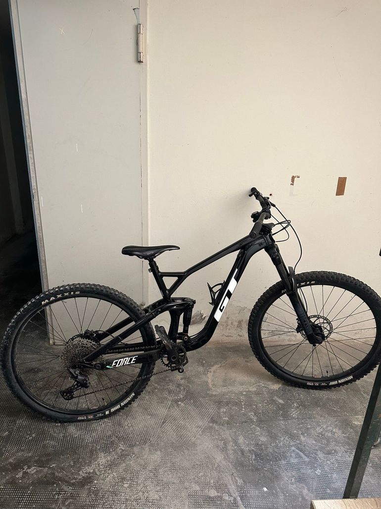 GT Force Sport 2022 2022 Mountainbike de segunda mano, Negro — imagen 1 de 5